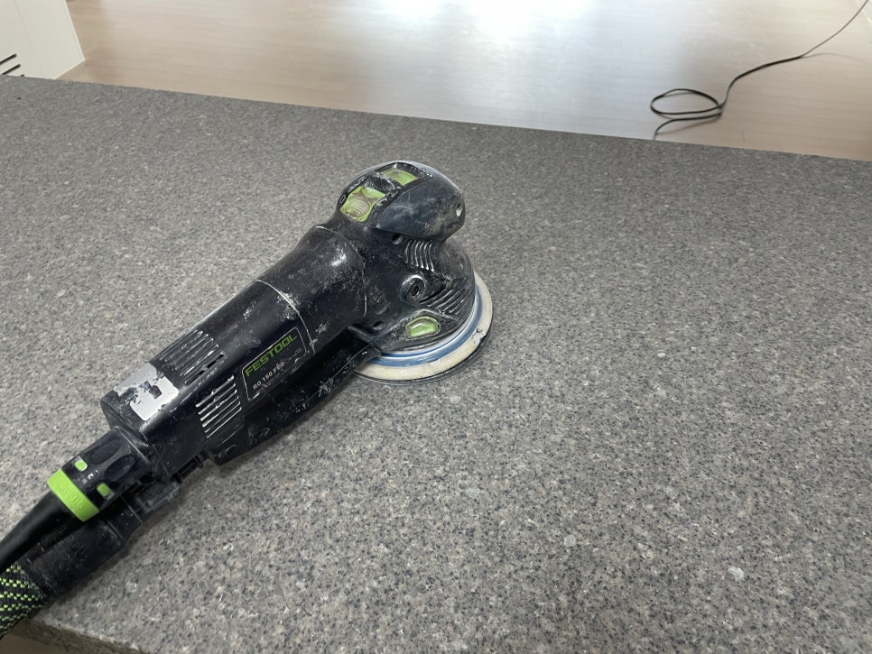 인조대리석 상판 연마 작업 중