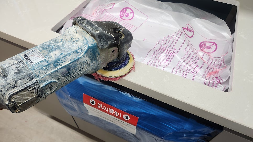 오비탈 샌더로 연마 진행